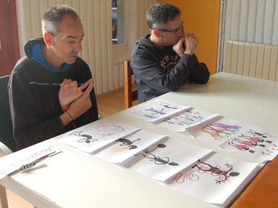 En Miguel i en Jordi elaboren el projecte amb l'ajuda de material adaptat.